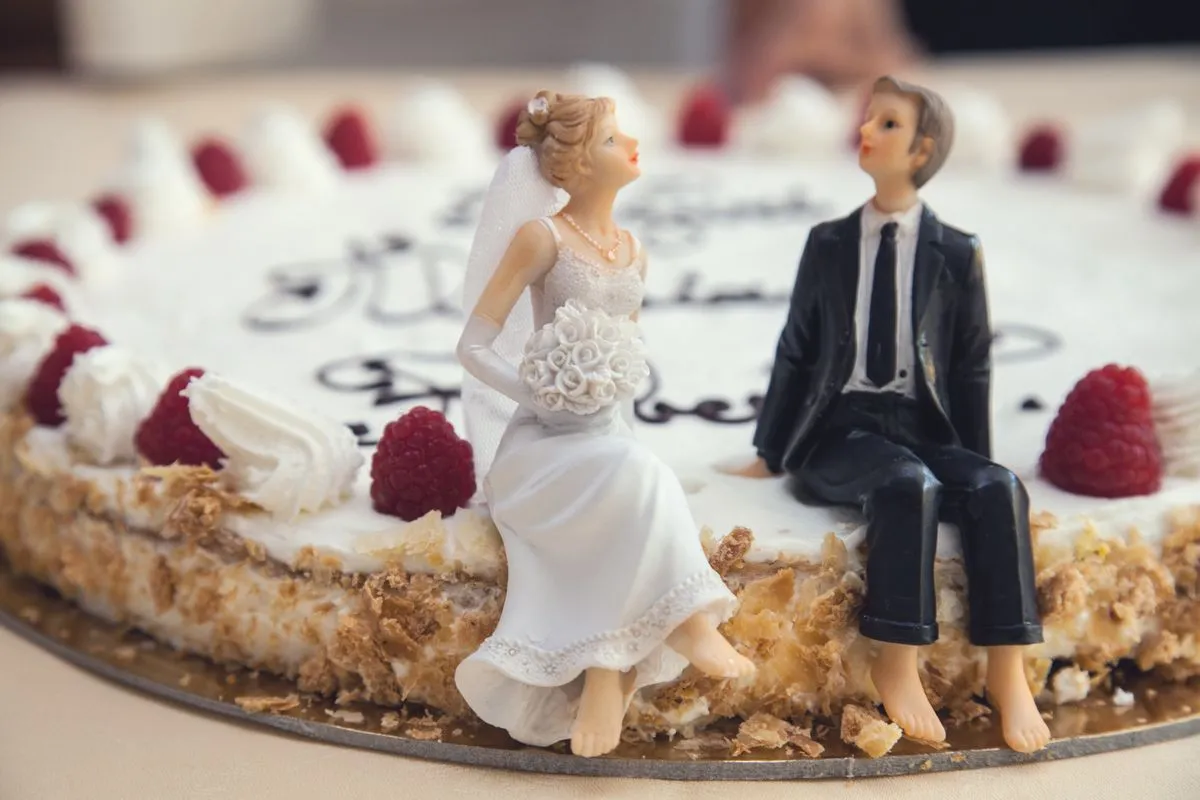 Figurki pary młodej na weselnym torcie — inspiracja do personalizowanej figurki z wydruku 3D