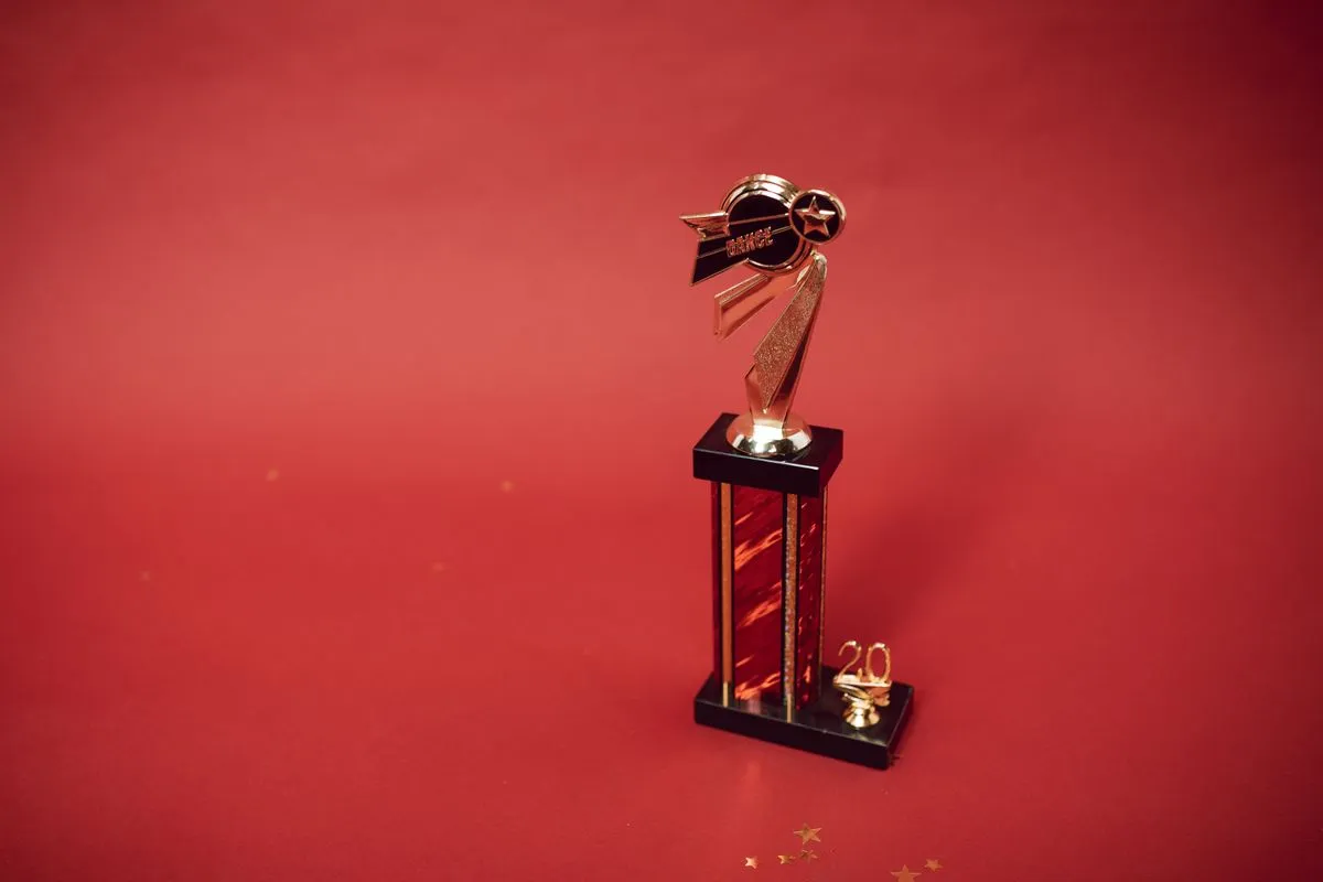 Statuetka na podstawce — inspiracja do trofeum lub gadżetu firmowego z druku 3D